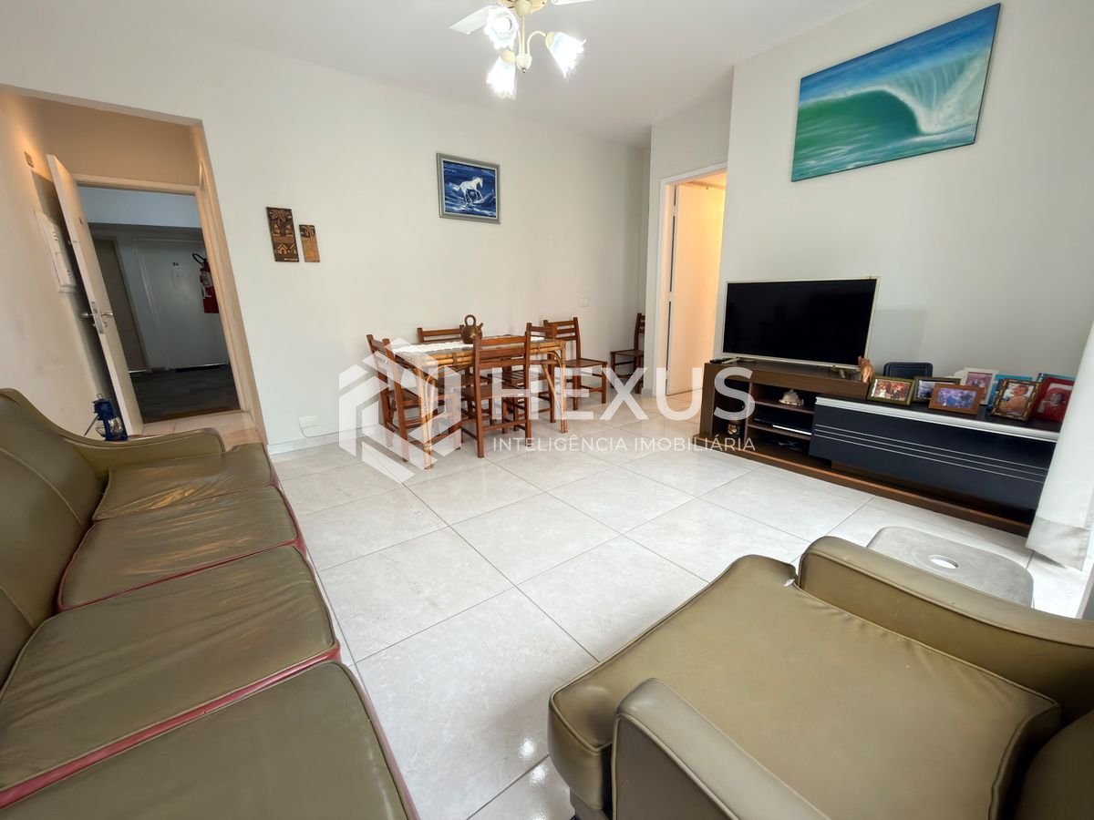 Foto 4 de Apartamento reformado com varanda e lazer a 400m da praia na Enseada, Guarujá