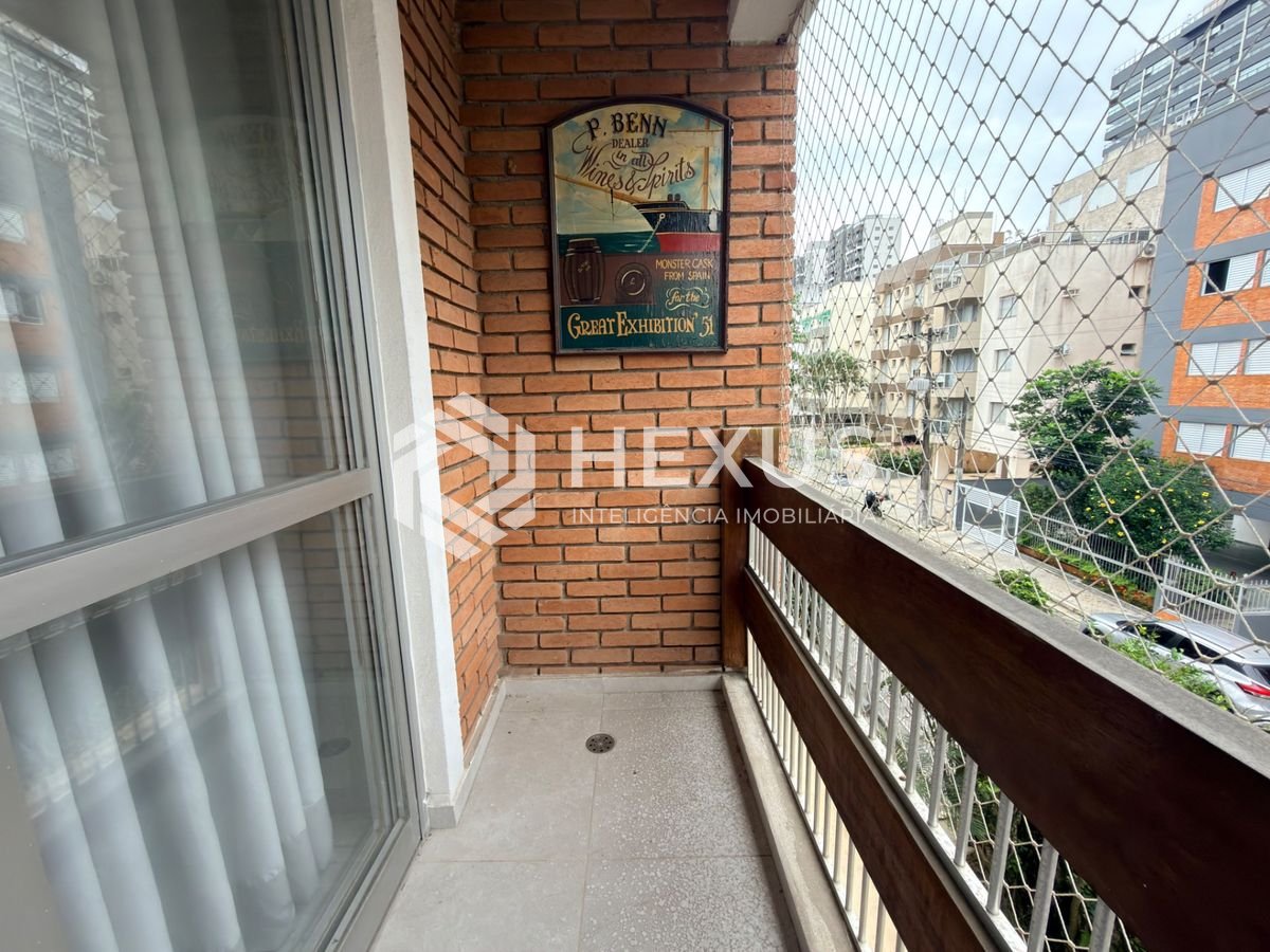 Foto 5 de Apartamento reformado com varanda e lazer a 400m da praia na Enseada, Guarujá