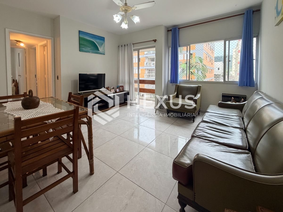 Foto 2 de Apartamento reformado com varanda e lazer a 400m da praia na Enseada, Guarujá