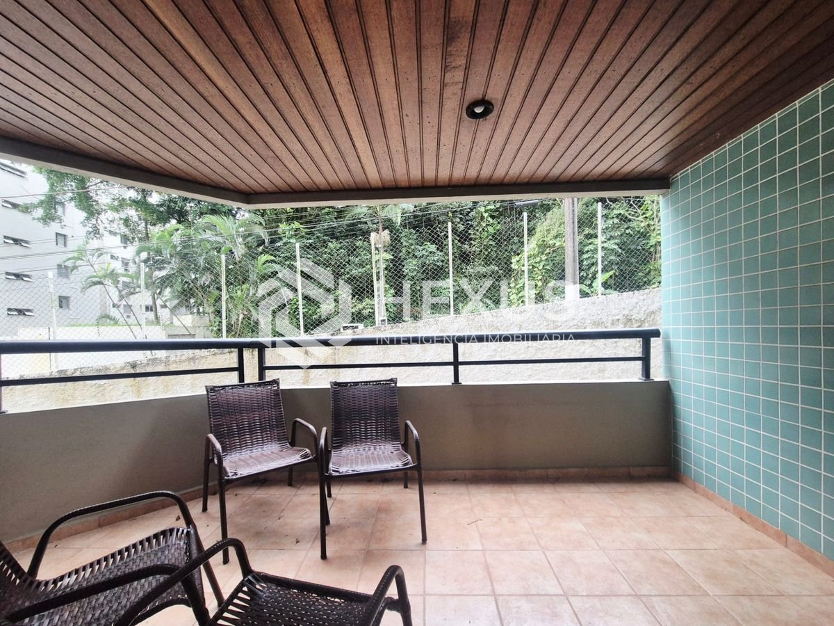 Foto 4 de Apartamento com varanda e lazer a 1 quadra da praia nas Pitangueiras, Guarujá