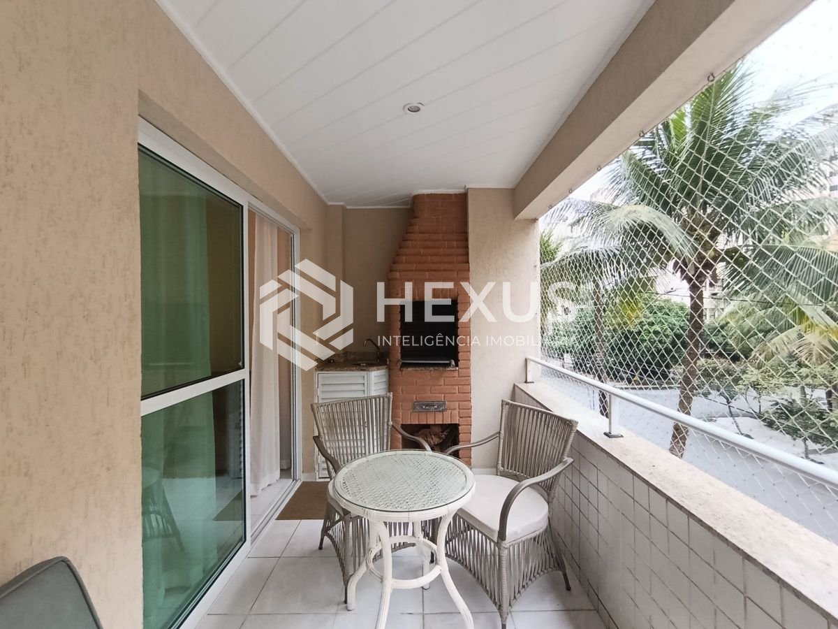 Foto 3 de Apartamento reformado com varanda e lazer a 400m da praia na Enseada, Guarujá