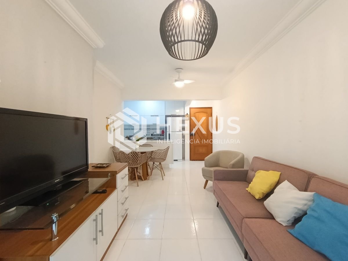 Foto 4 de Apartamento reformado com varanda e lazer a 400m da praia na Enseada, Guarujá