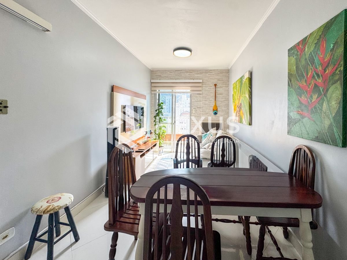 Foto 3 de Apartamento com varanda a 2 quadras da praia nas Pitangueiras, Guarujá