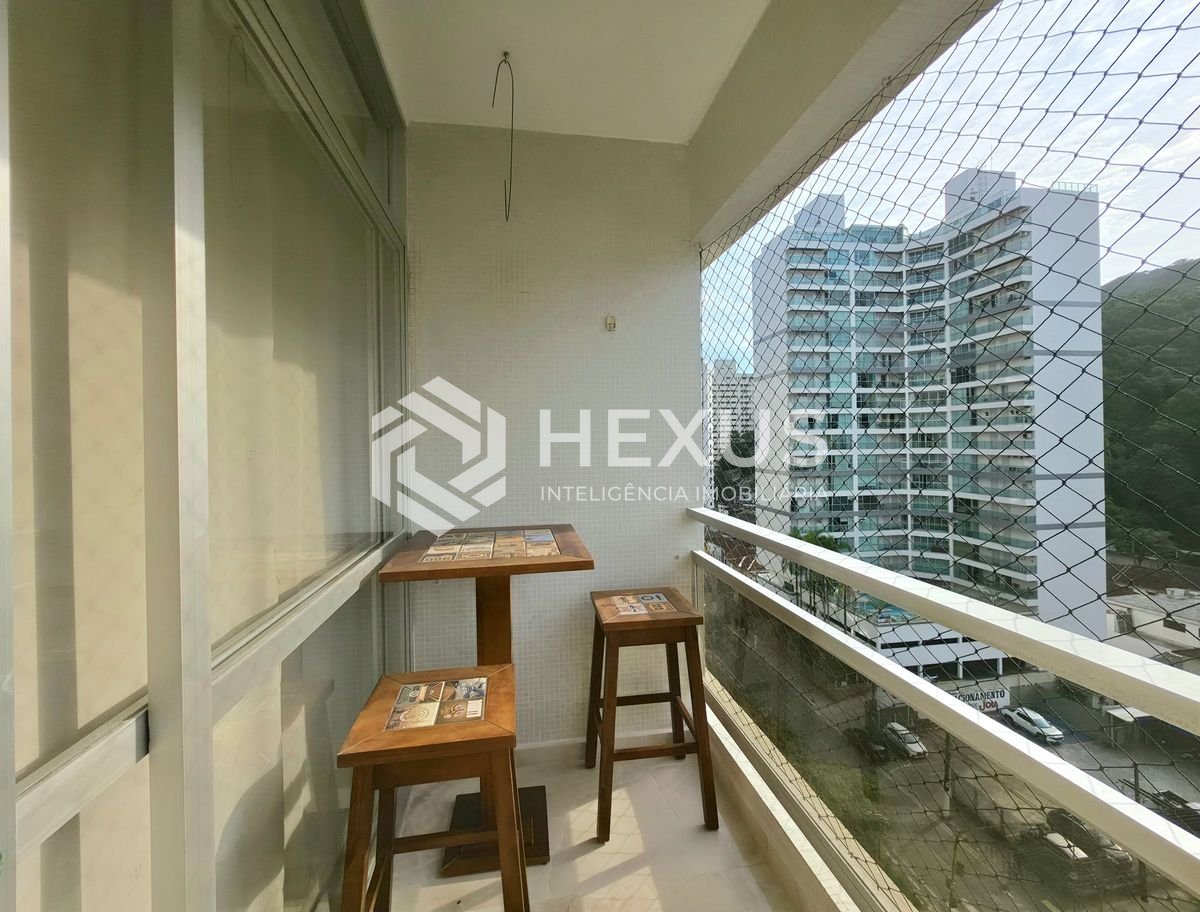 Foto 3 de Apartamento com varanda e lazer a 2 quadras da praia nas Pitangueiras, Guarujá