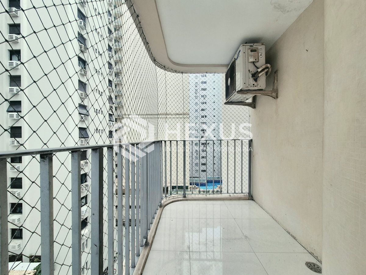 Foto 5 de Apartamento com varanda e lazer a 1 quadra da praia nas Pitangueiras, Guarujá