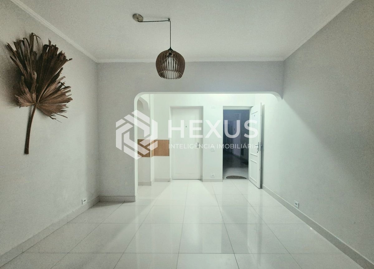 Foto 3 de Apartamento com varanda e lazer a 1 quadra da praia nas Pitangueiras, Guarujá