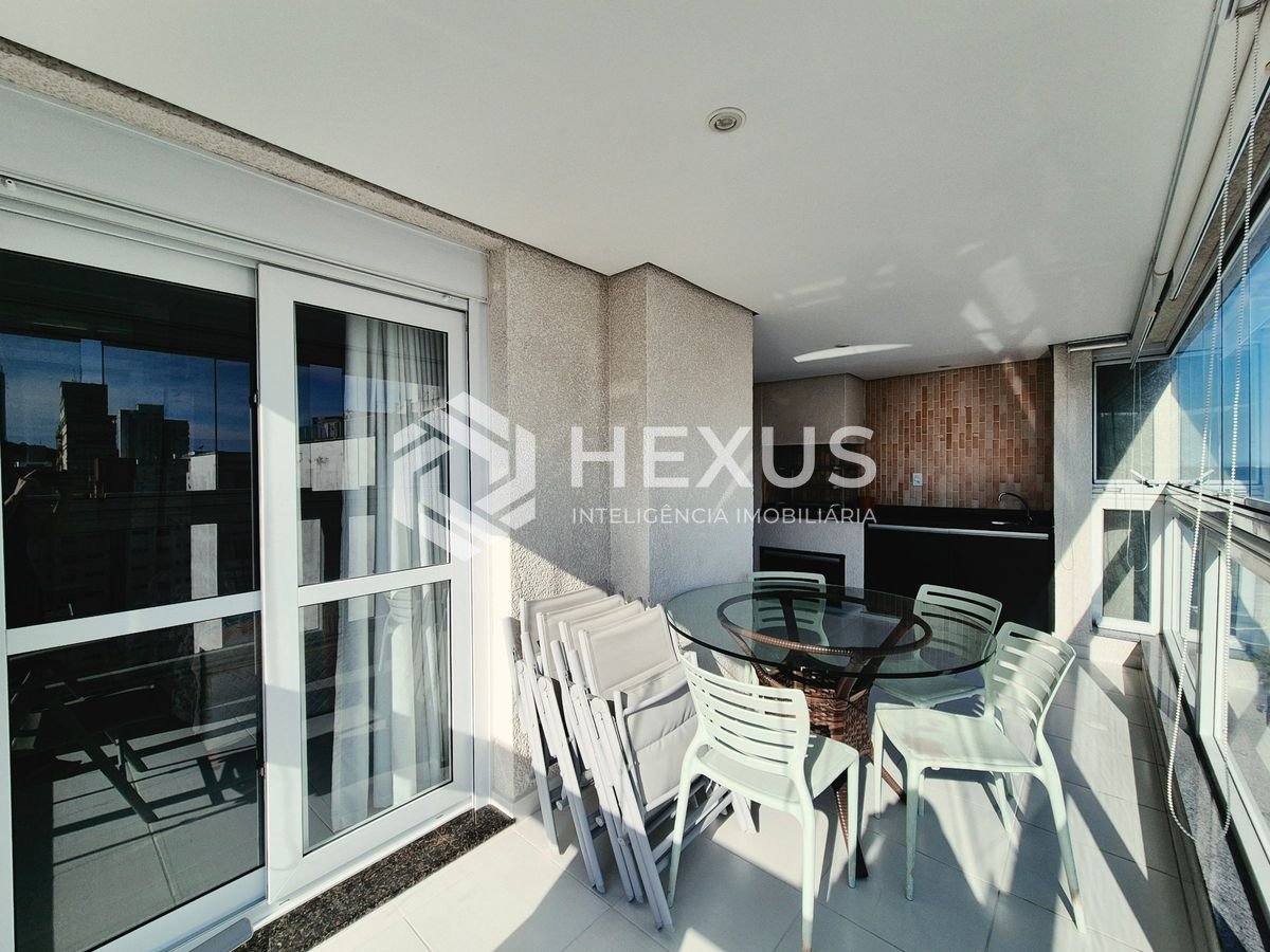 Foto 3 de Apartamento reformado com varanda gourmet vista mar e lazer na beira mar nas Pitangueiras, Guarujá