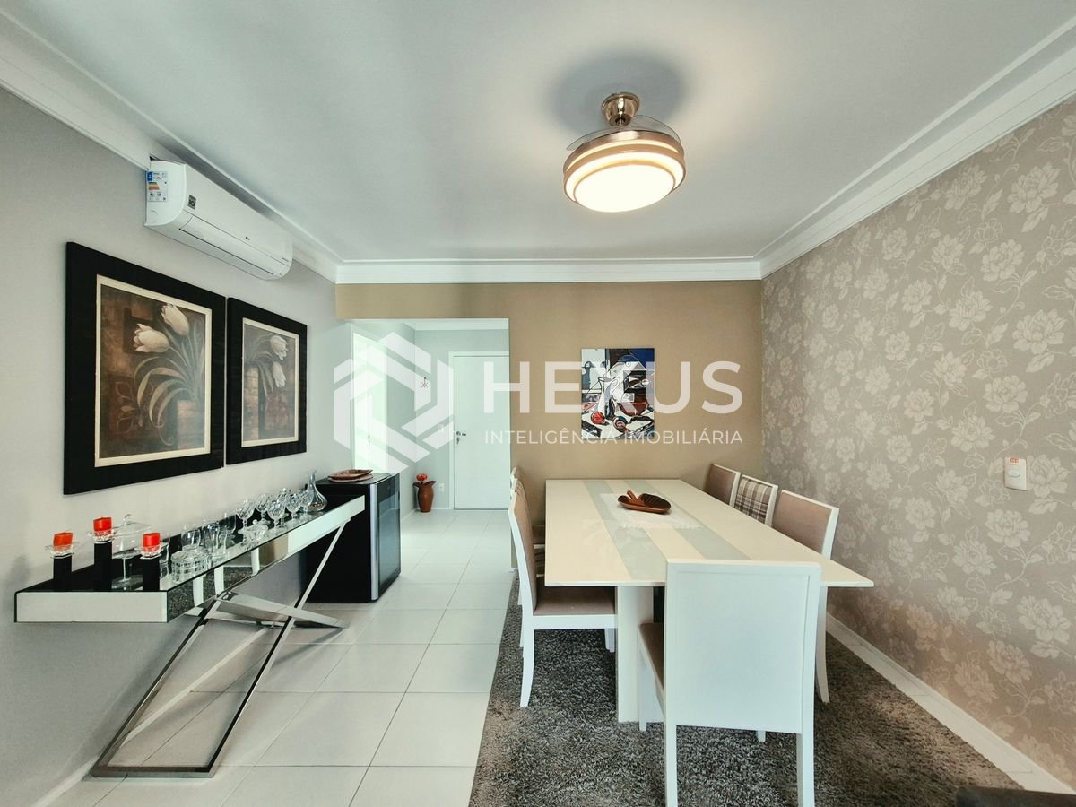 Foto 4 de Apartamento reformado com varanda gourmet vista mar e lazer na beira mar nas Pitangueiras, Guarujá