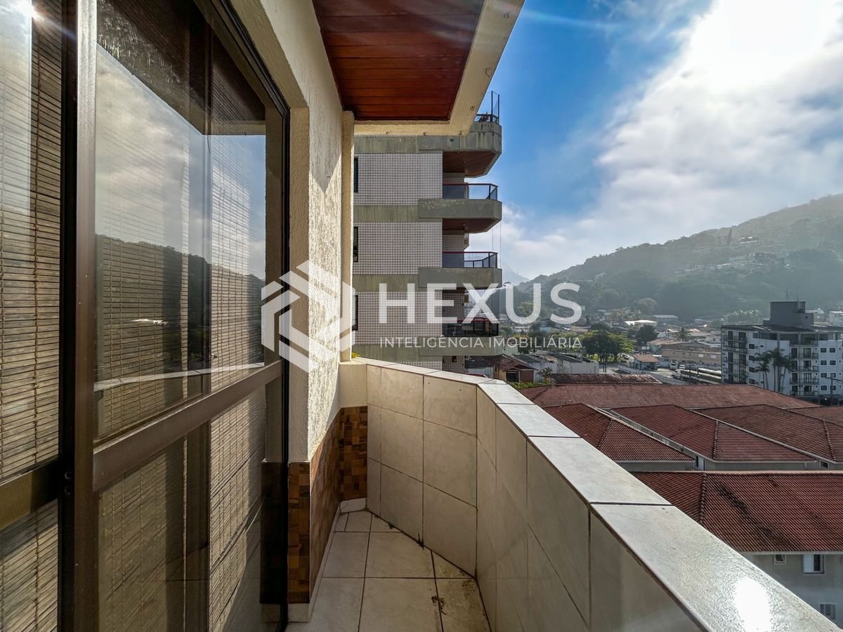 Foto 4 de Apartamento reformado com varanda e lazer a 500m da praia na Enseada, Guarujá