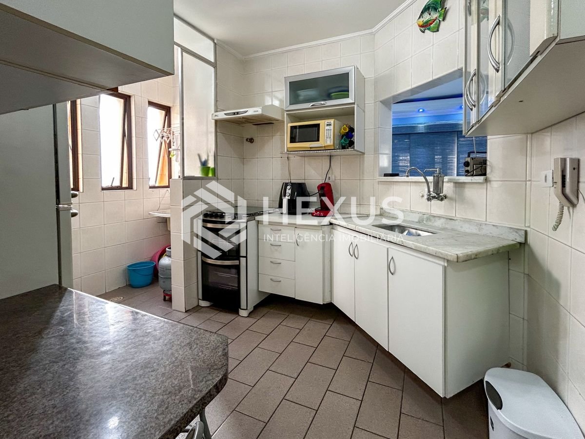Foto 5 de Apartamento reformado com varanda e lazer a 500m da praia na Enseada, Guarujá