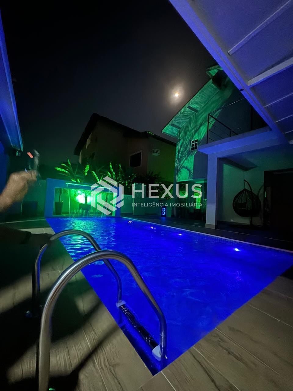 Casa reformada com varanda piscina e área gourmet a 600m da praia no Balneário Praia do Pernambuco, Guarujá