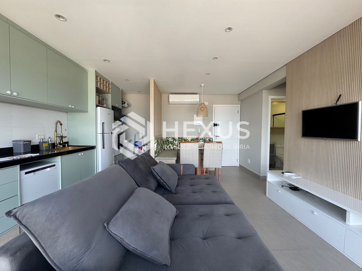 Foto 4 de Apartamento reformado com varanda vista mar a 100m da praia na Enseada, Guarujá
