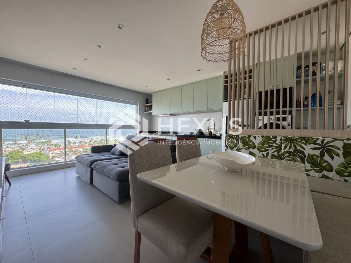 Foto 2 de Apartamento reformado com varanda vista mar a 100m da praia na Enseada, Guarujá