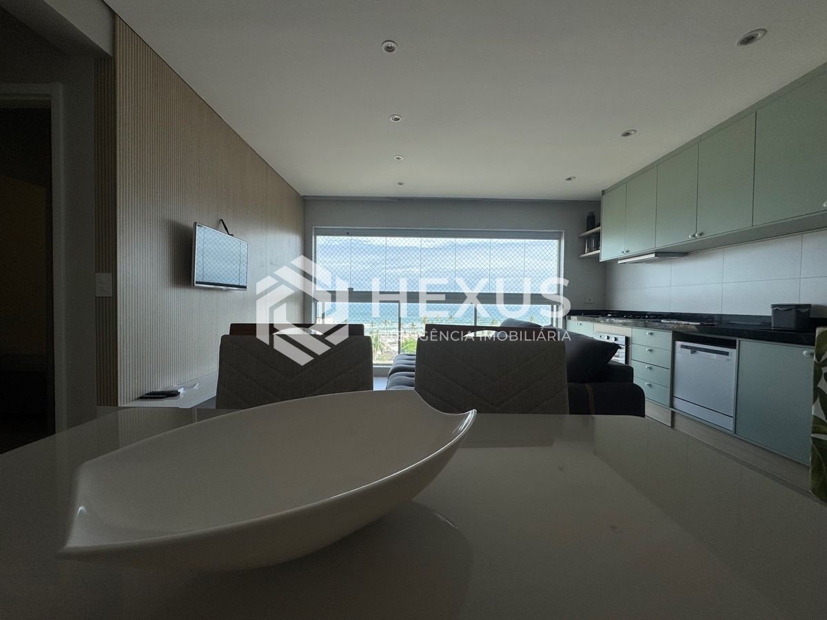 Foto 3 de Apartamento reformado com varanda vista mar a 100m da praia na Enseada, Guarujá