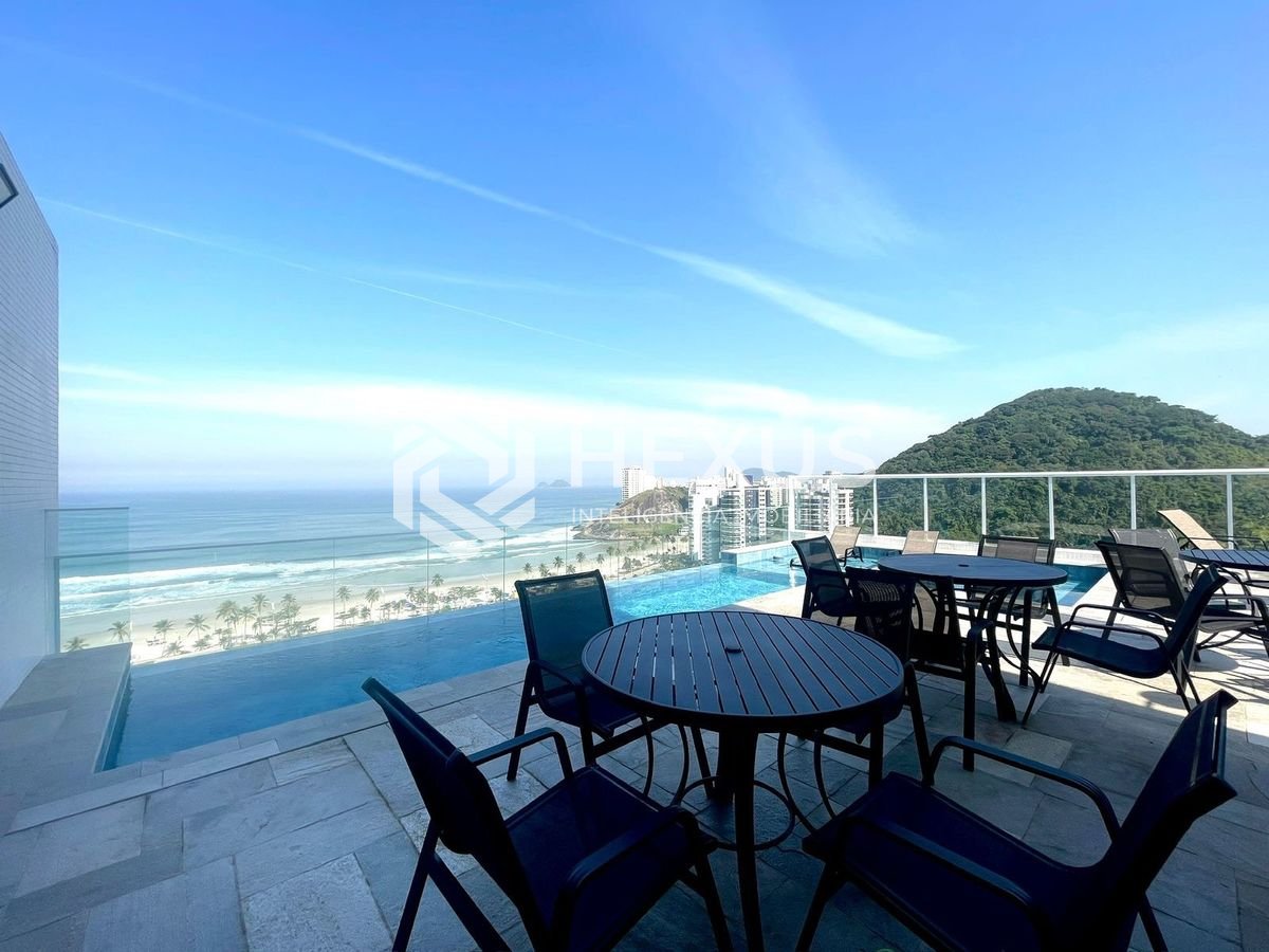 Apartamento reformado com varanda vista mar a 100m da praia na Enseada, Guarujá