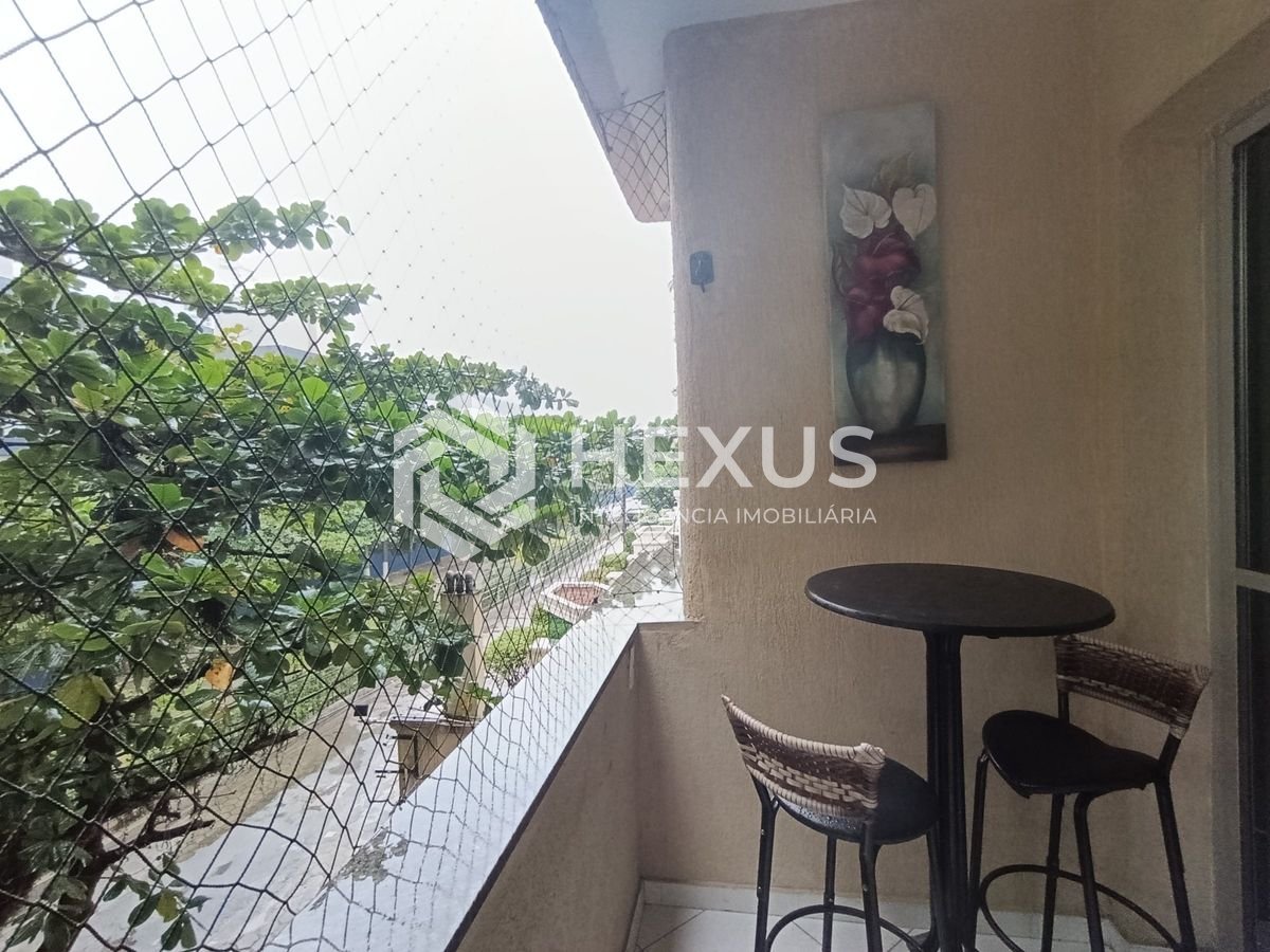 Foto 2 de Apartamento reformado com varanda a 300m da praia na Enseada, Guarujá