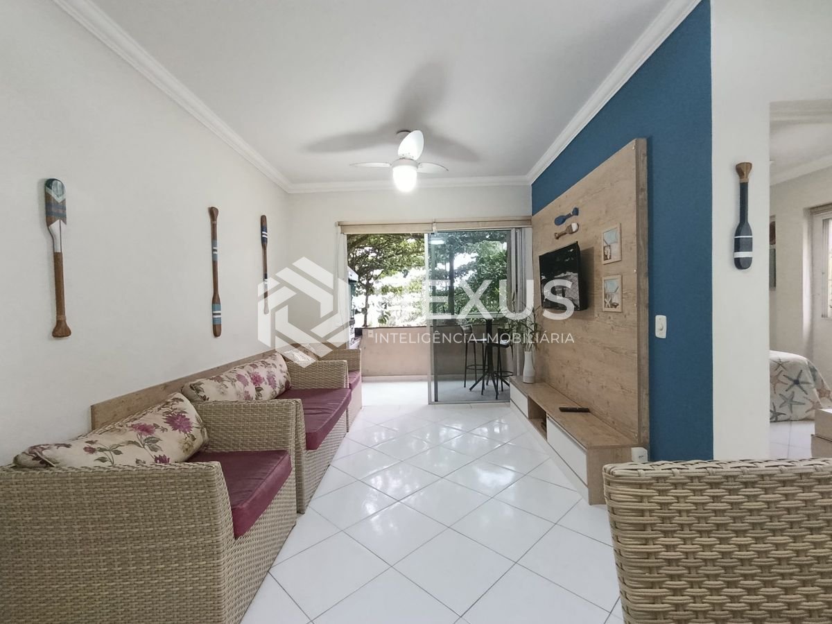 Foto 3 de Apartamento reformado com varanda a 300m da praia na Enseada, Guarujá