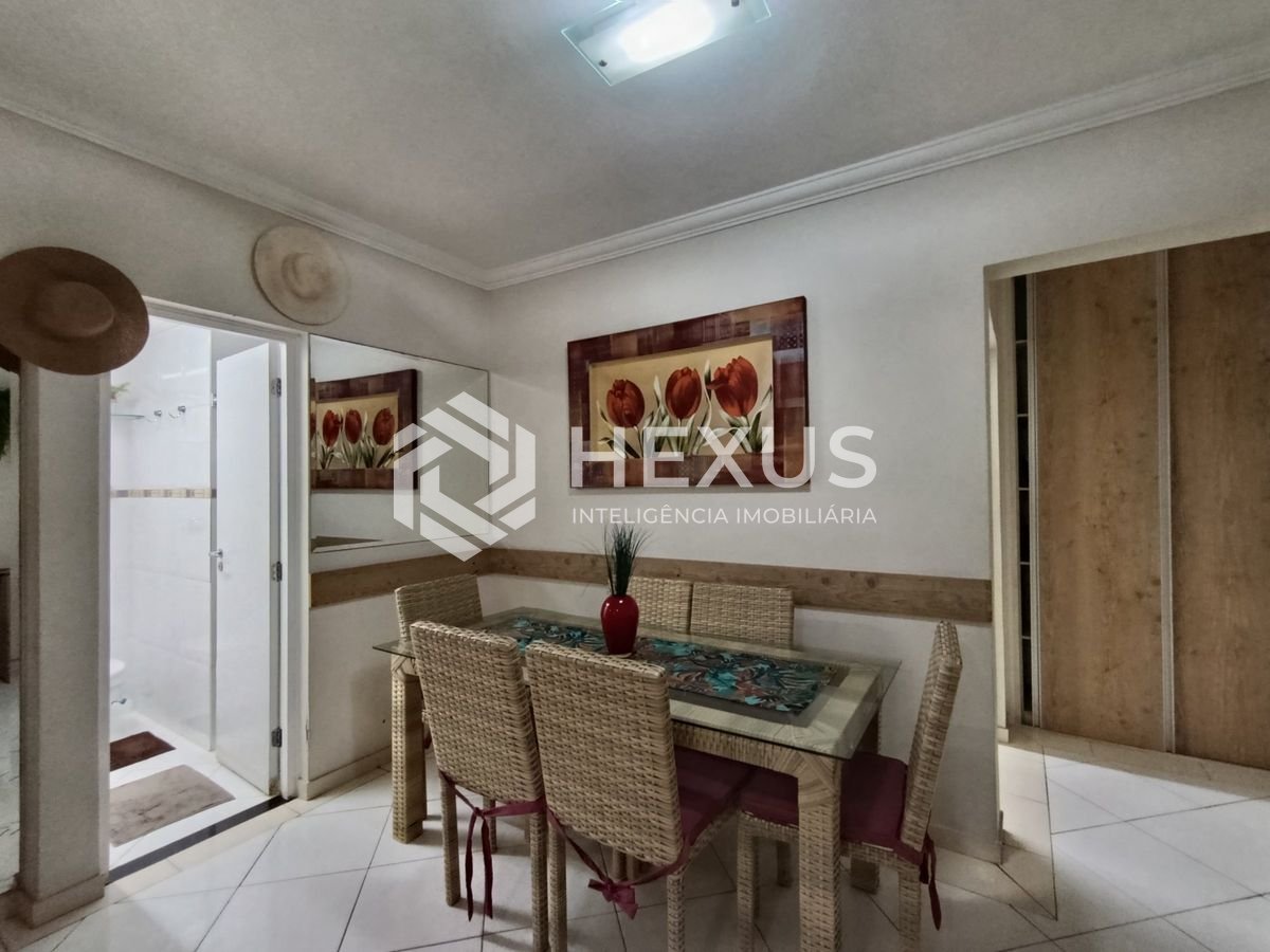 Foto 5 de Apartamento reformado com varanda a 300m da praia na Enseada, Guarujá