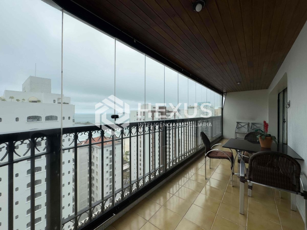 Foto 2 de Apartamento com varanda e vista mar a uma quadra da Praia das Pitangueiras à venda, Guarujá-SP.