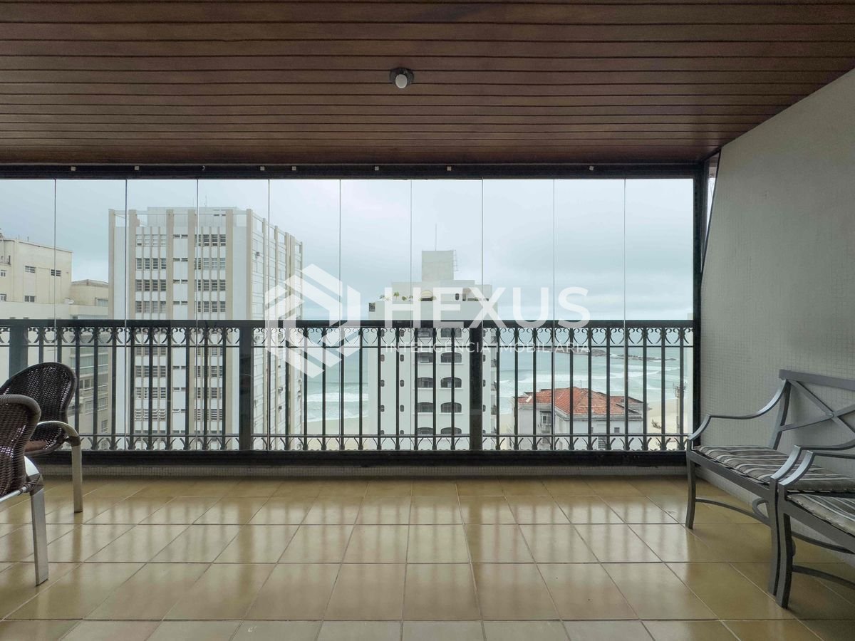 Foto 3 de Apartamento com varanda e vista mar a uma quadra da Praia das Pitangueiras à venda, Guarujá-SP.