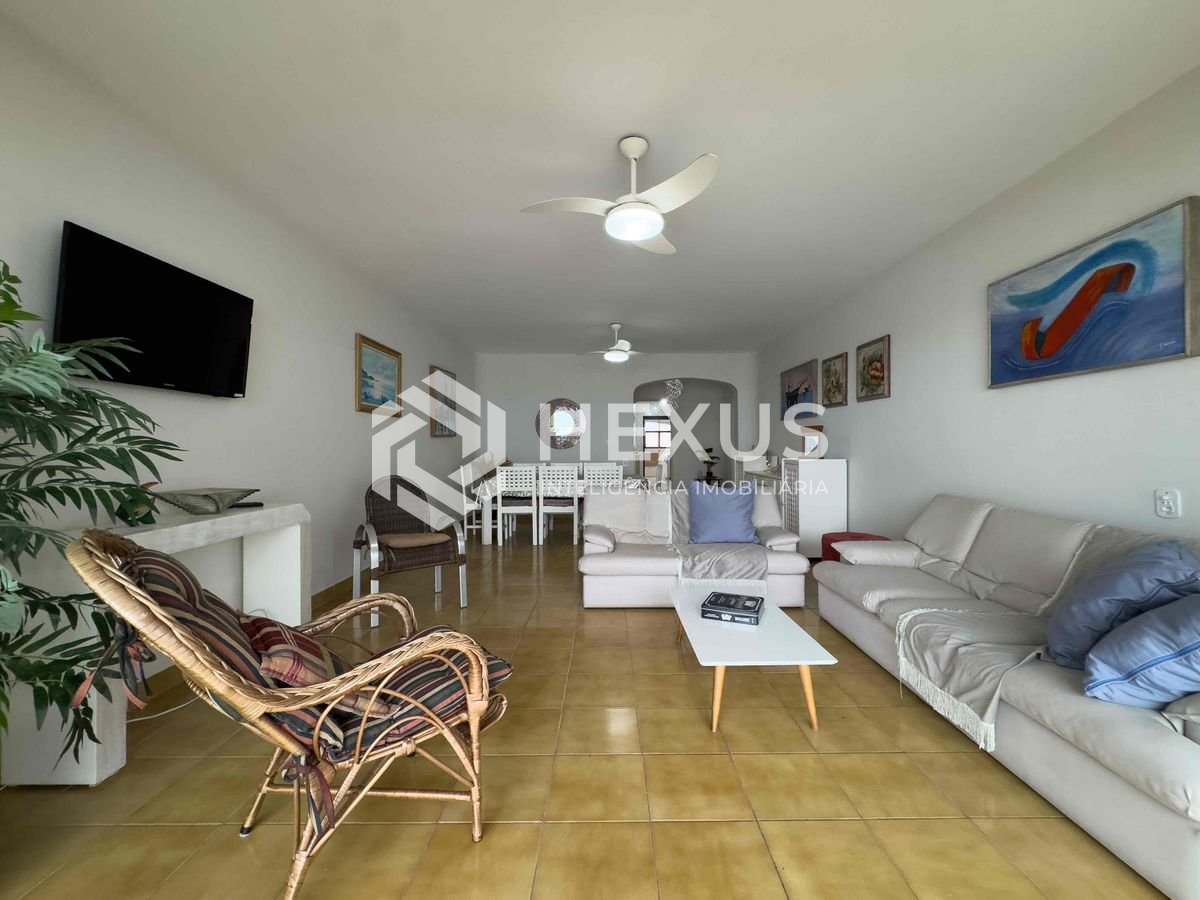 Foto 4 de Apartamento com varanda e vista mar a uma quadra da Praia das Pitangueiras à venda, Guarujá-SP.