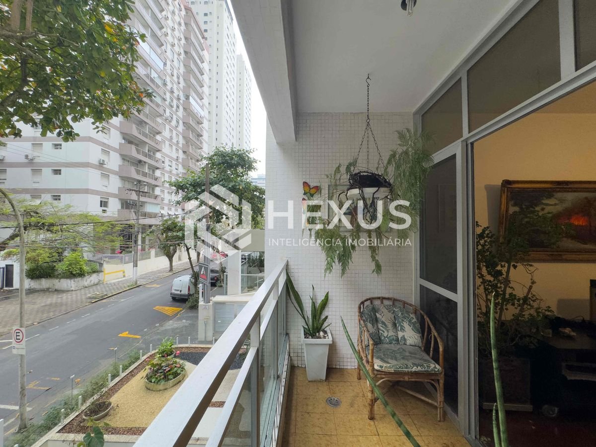 Foto 2 de Apartamento com varanda a 1 quadra do mar na Praia das Pitangueiras, Guaruja