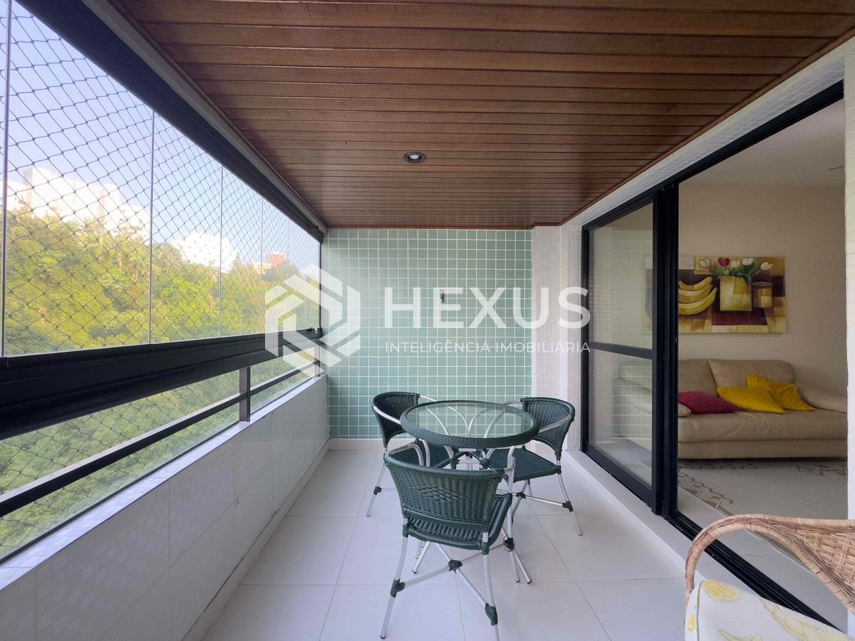 Foto 2 de Apartamento com varanda e lazer na beira mar da Praia das Pitangueiras, Guaruja