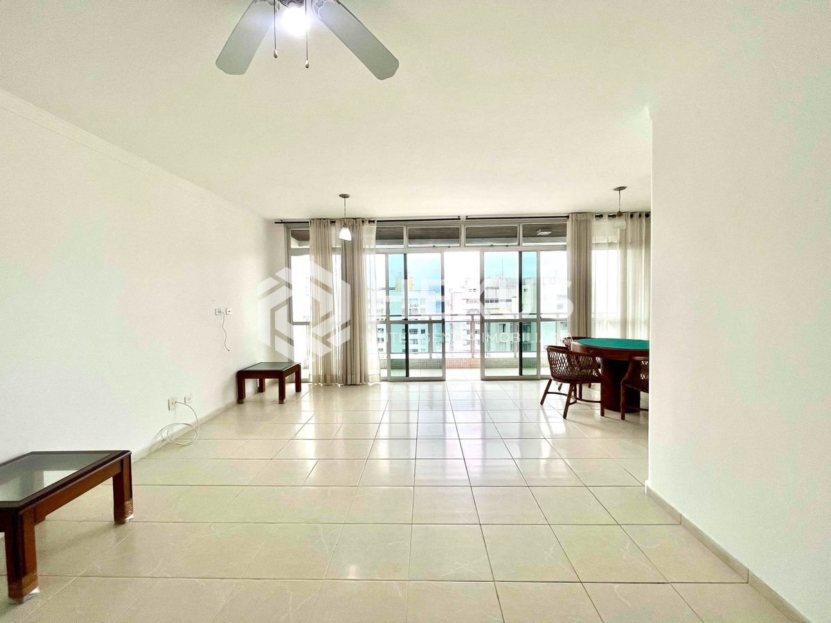 Foto 2 de Apartamento com varanda e vista mar a uma quadra da Praia das Pitangueiras de 3 quartos (1 suíte), 1 vaga, Guarujá-SP.
