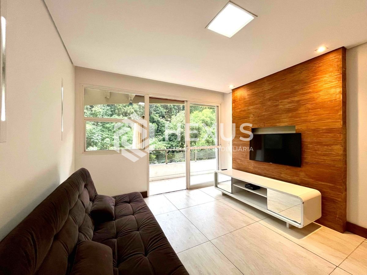 Foto 2 de Apartamento reformado com varanda na quadra-mar da Praia das Pitangueiras, Guaruja