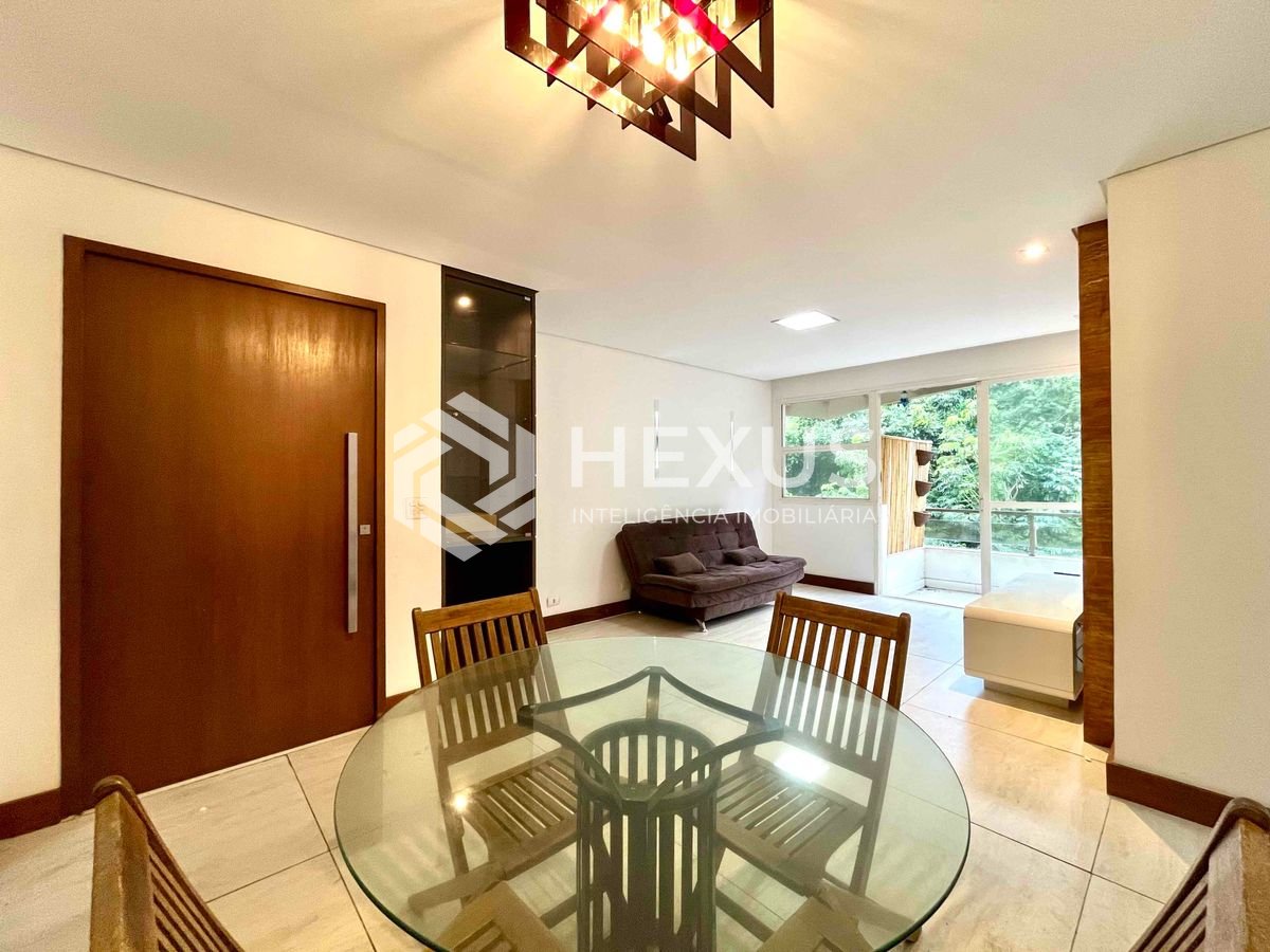 Foto 3 de Apartamento reformado com varanda na quadra-mar da Praia das Pitangueiras, Guaruja
