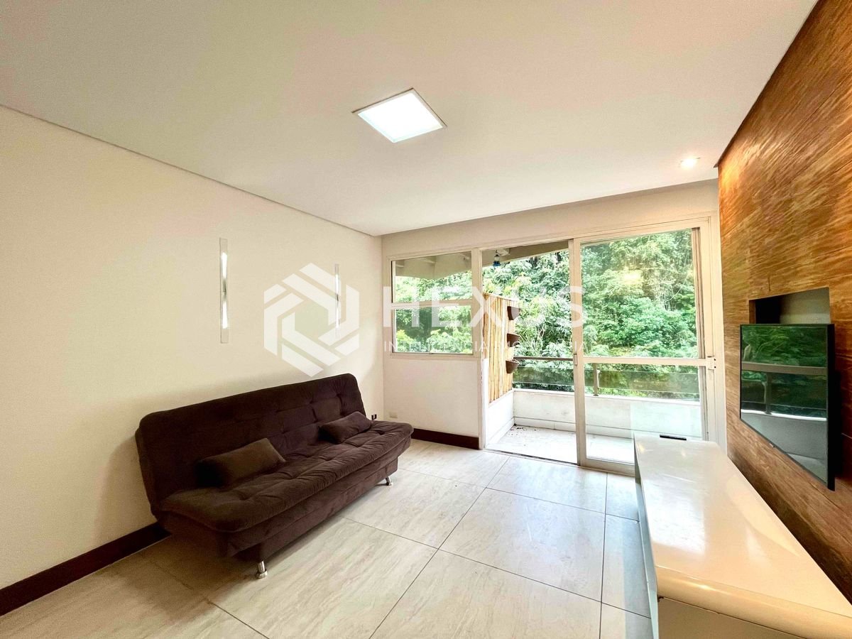 Foto 4 de Apartamento reformado com varanda na quadra-mar da Praia das Pitangueiras, Guaruja