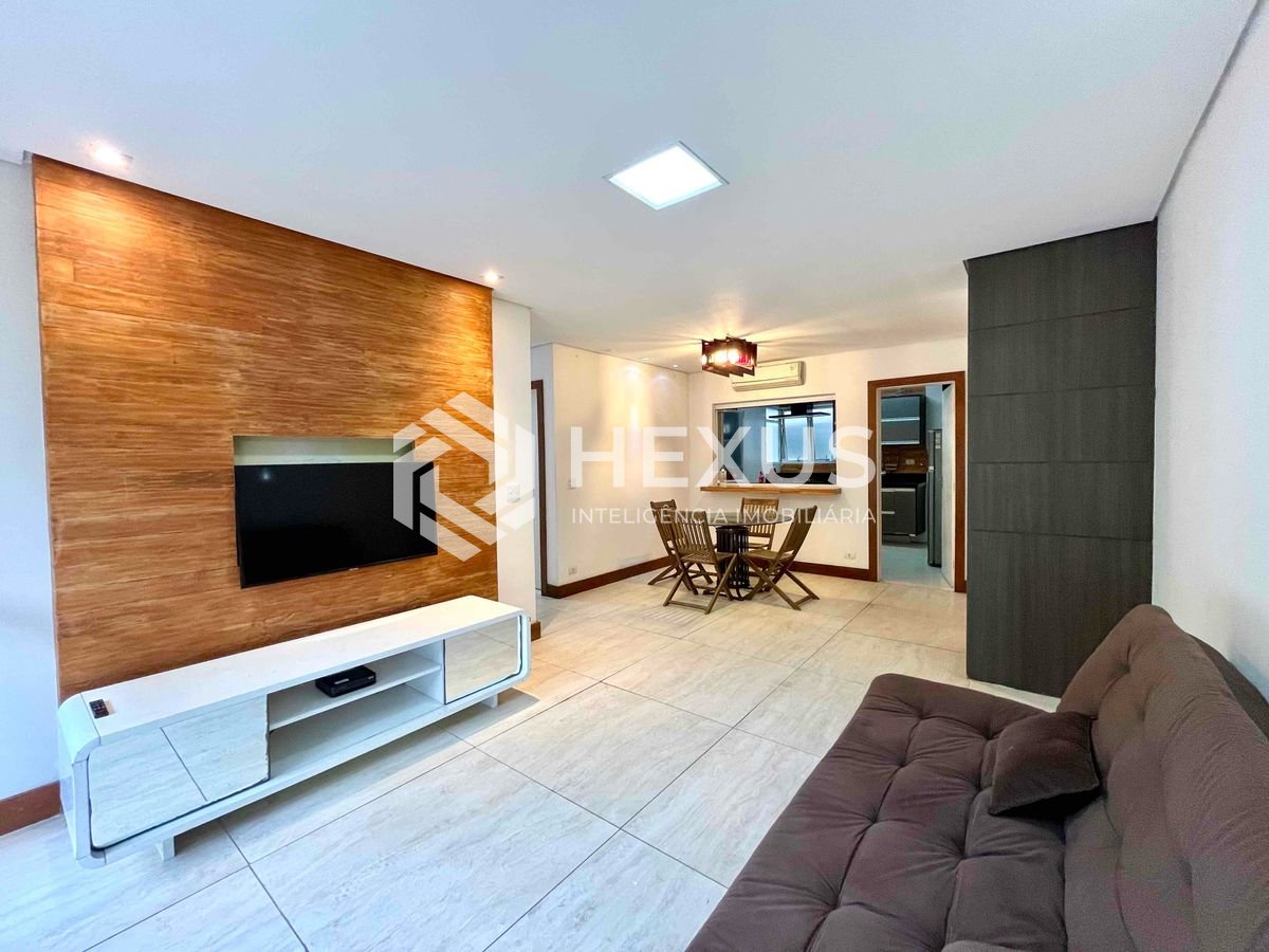 Foto 5 de Apartamento reformado com varanda na quadra-mar da Praia das Pitangueiras, Guaruja