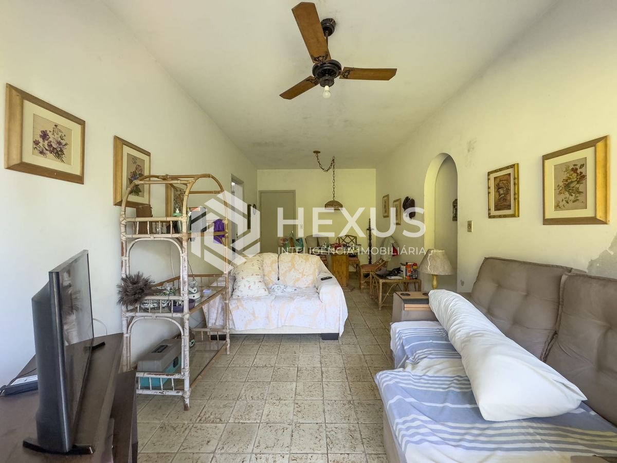 Foto 3 de Apartamento com varanda na Praia do Tombo de 1 quarto com 1 vaga, Guarujá-SP.