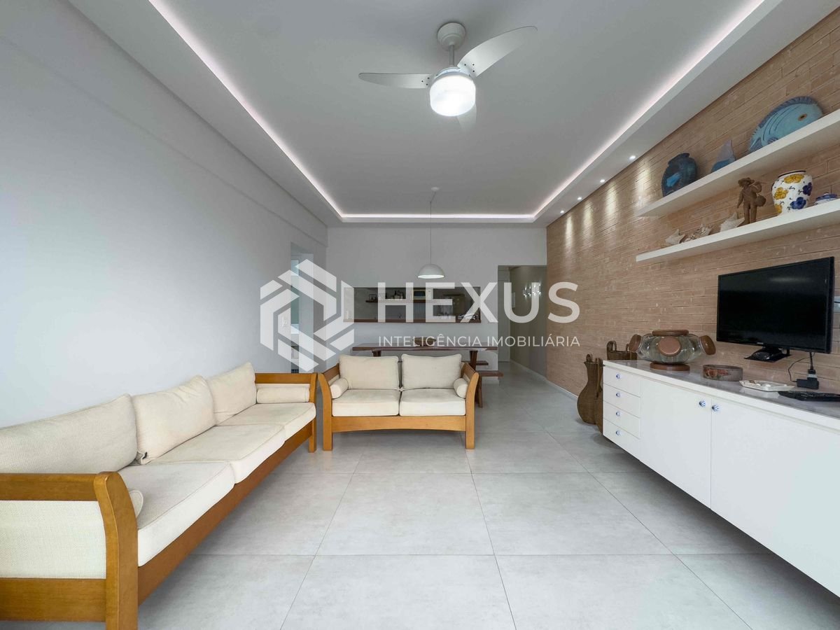 Foto 2 de Apartamento reformado com varanda na Praia das Astúrias, Guarujá