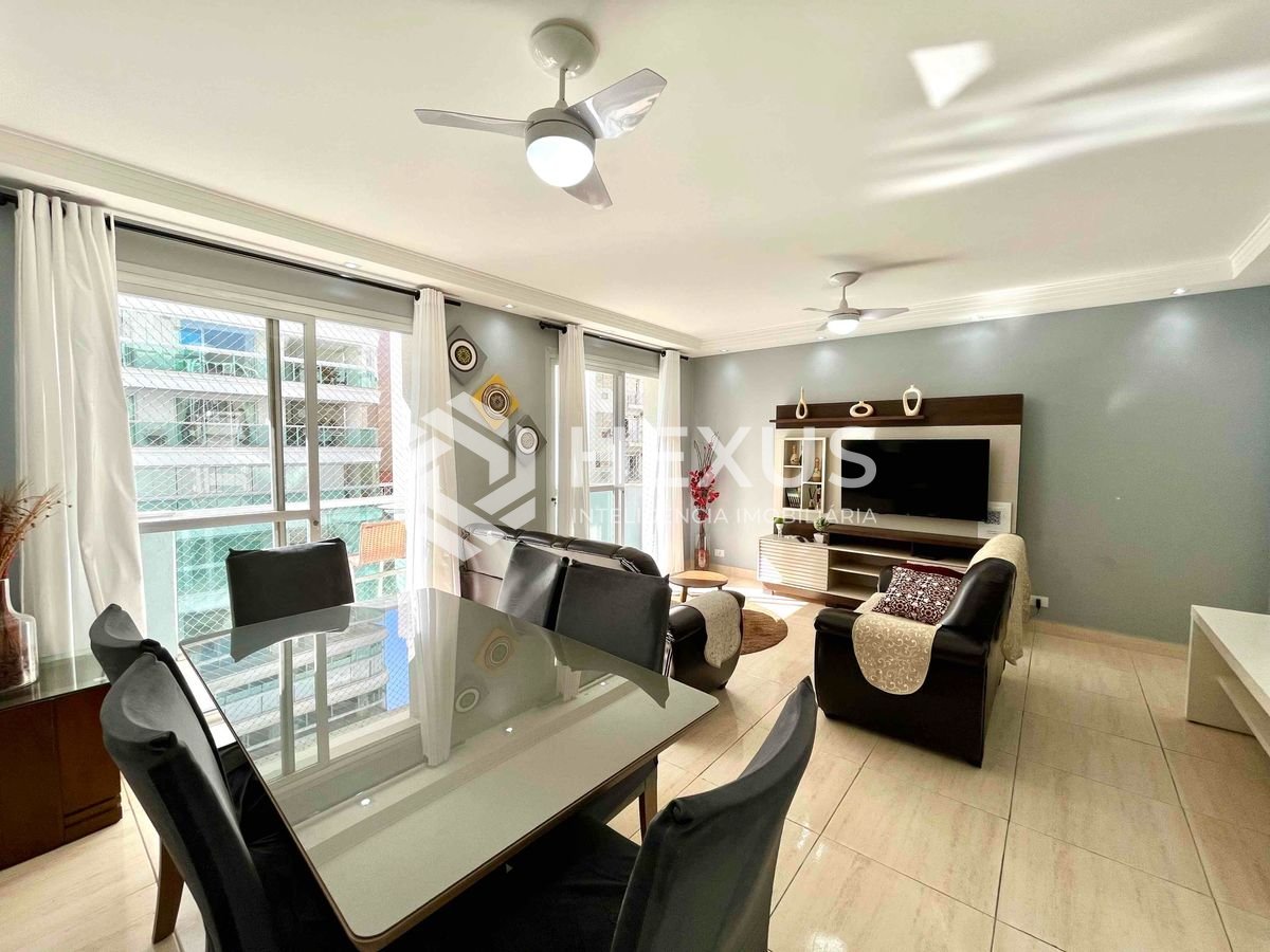 Foto 2 de Apartamento com varanda a uma quadra da Praia das Pitangueiras, Guarujá-SP.