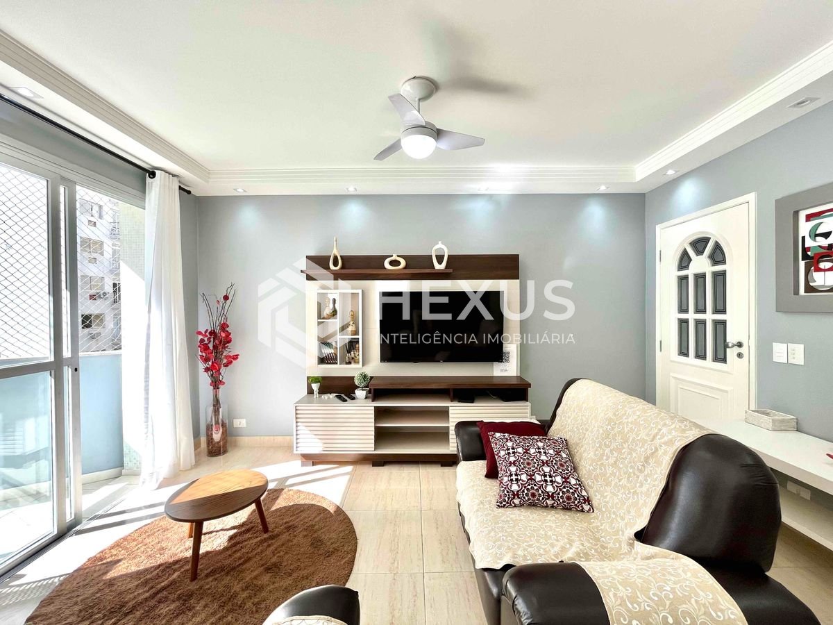 Foto 3 de Apartamento com varanda a uma quadra da Praia das Pitangueiras, Guarujá-SP.