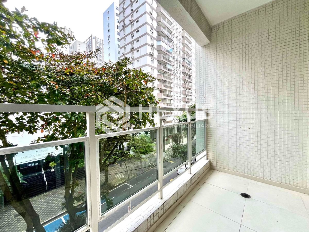 Foto 2 de Apartamento com varanda a uma quadra da Praia das Pitangueiras, Guaruja