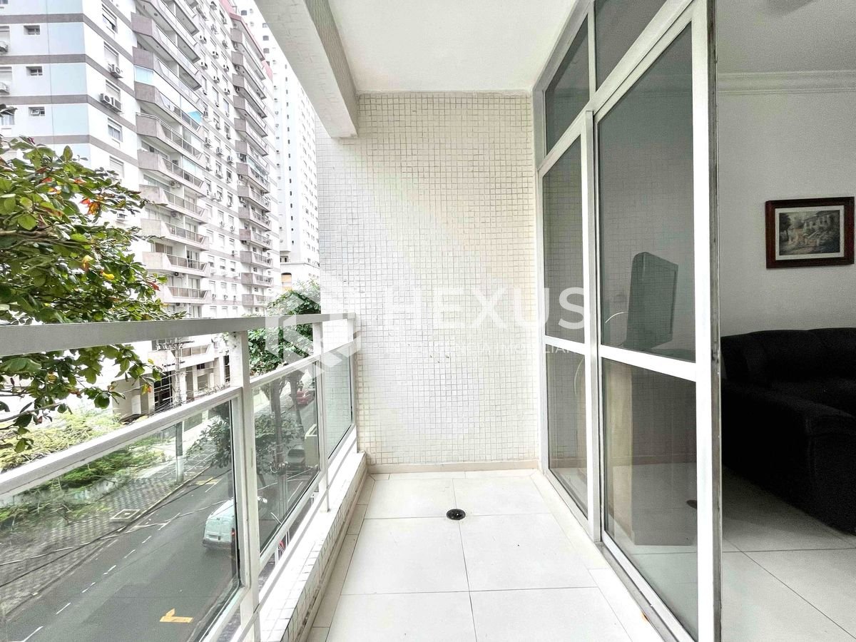 Foto 4 de Apartamento com varanda a uma quadra da Praia das Pitangueiras, Guaruja