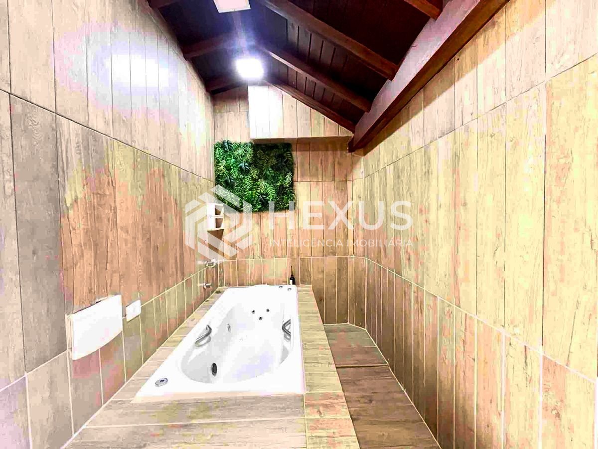 Foto 3 de Cobertura duplex com área gourmet e sauna com hidromassagem a uma quadra da Praia das Pitangueiras de 3 quartos (1 suíte), 1 vaga, Guarujá-SP.