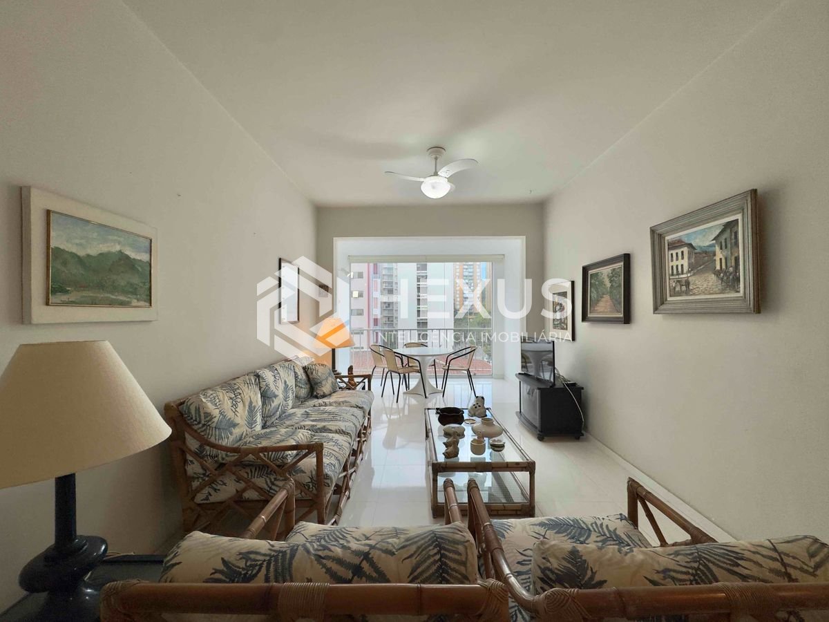 Foto 2 de Apartamento com varanda e vista livre a uma quadra da Praia das Pitangueiras, Guaruja