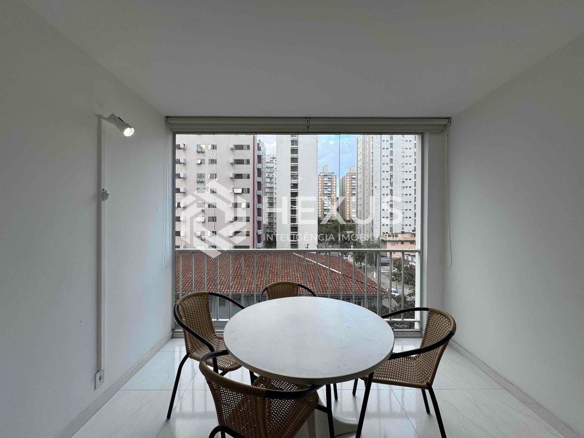 Foto 3 de Apartamento com varanda e vista livre a uma quadra da Praia das Pitangueiras, Guaruja