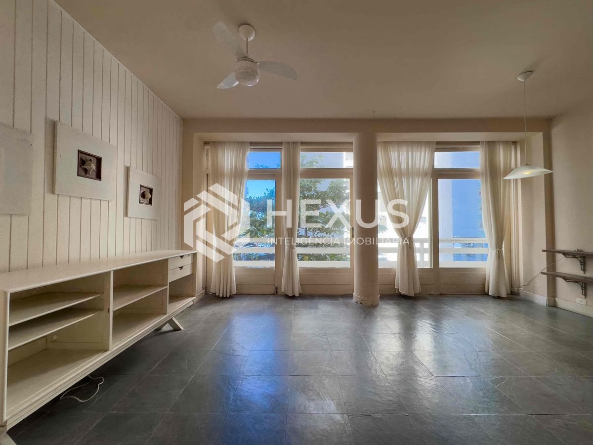 Foto 3 de Apartamento com varanda na beira mar da Praia das Pitangueiras, Guaruja