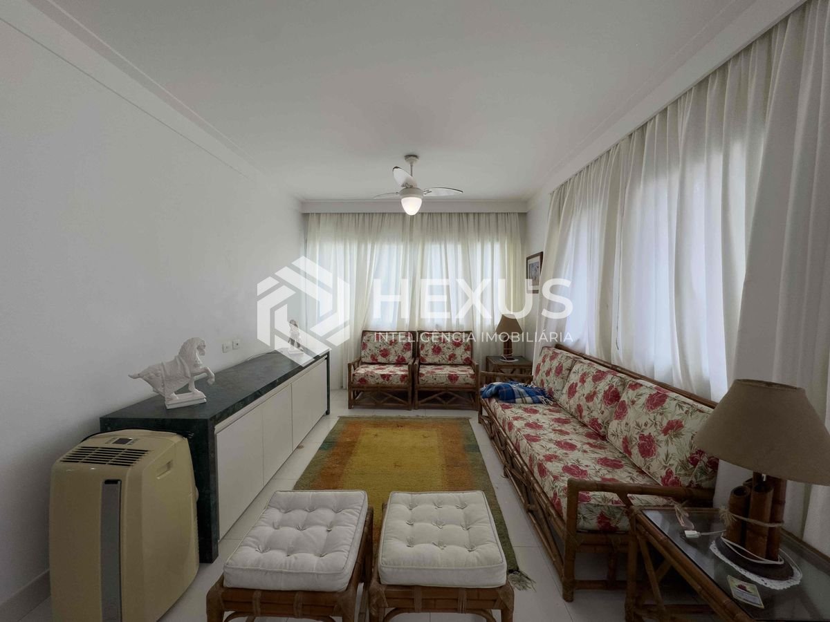 Foto 2 de Apartamento com varanda e vista mar na beira mar da Praia das Pitangueiras, Guaruja