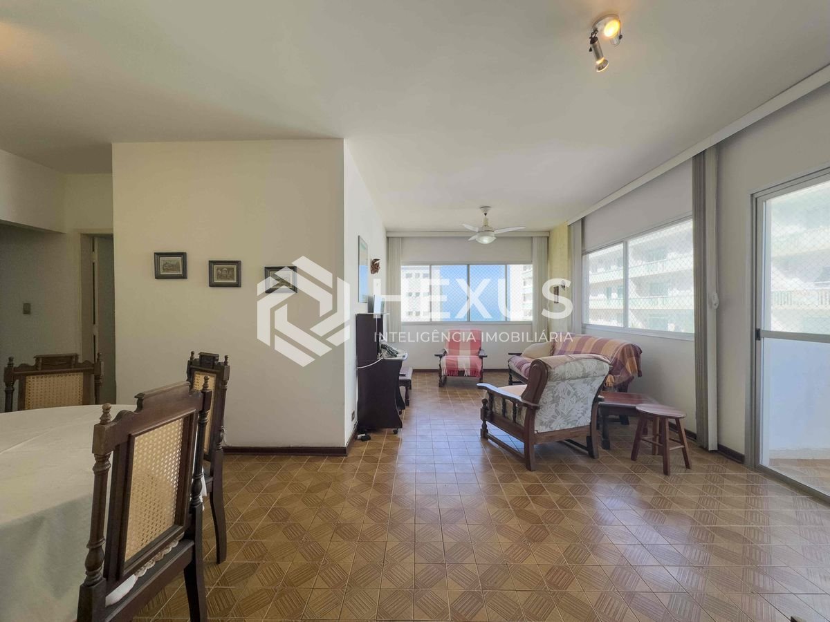 Foto 2 de Apartamento com varanda e vista mar na beira mar da Praia das Pitangueiras, Guaruja