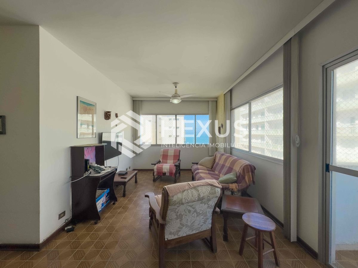 Foto 3 de Apartamento com varanda e vista mar na beira mar da Praia das Pitangueiras, Guaruja