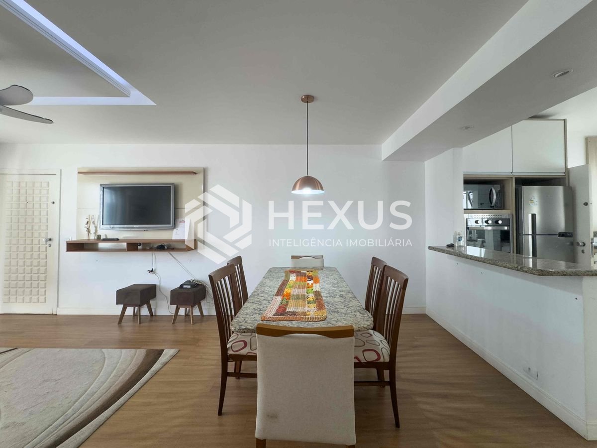 Foto 4 de Apartamento com varanda, reformado, duas quadras da Praia das Pitangueiras, Guaruja - Hexus