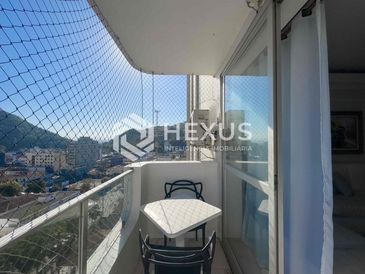 Foto 2 de Apartamento com varanda, reformado, a duas quadras da Praia das Pitangueiras, Guaruja