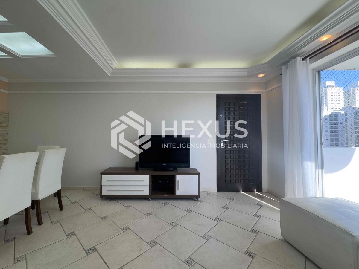 Foto 3 de Apartamento com varanda, reformado, a duas quadras da Praia das Pitangueiras, Guaruja