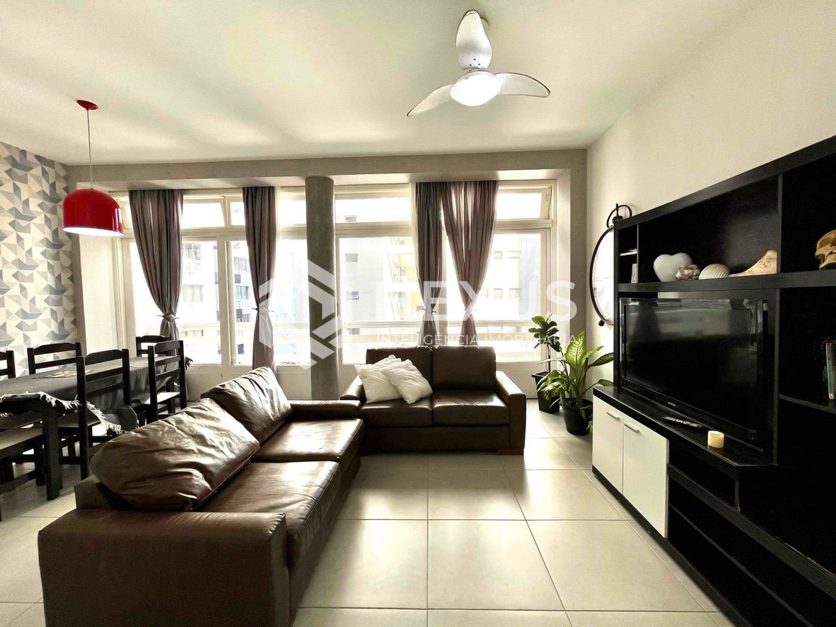 Foto 2 de Apartamento com varanda e vista mar na quadra-mar da Praia das Pitangueiras de 3 quartos, 1 vaga, Guarujá-SP.