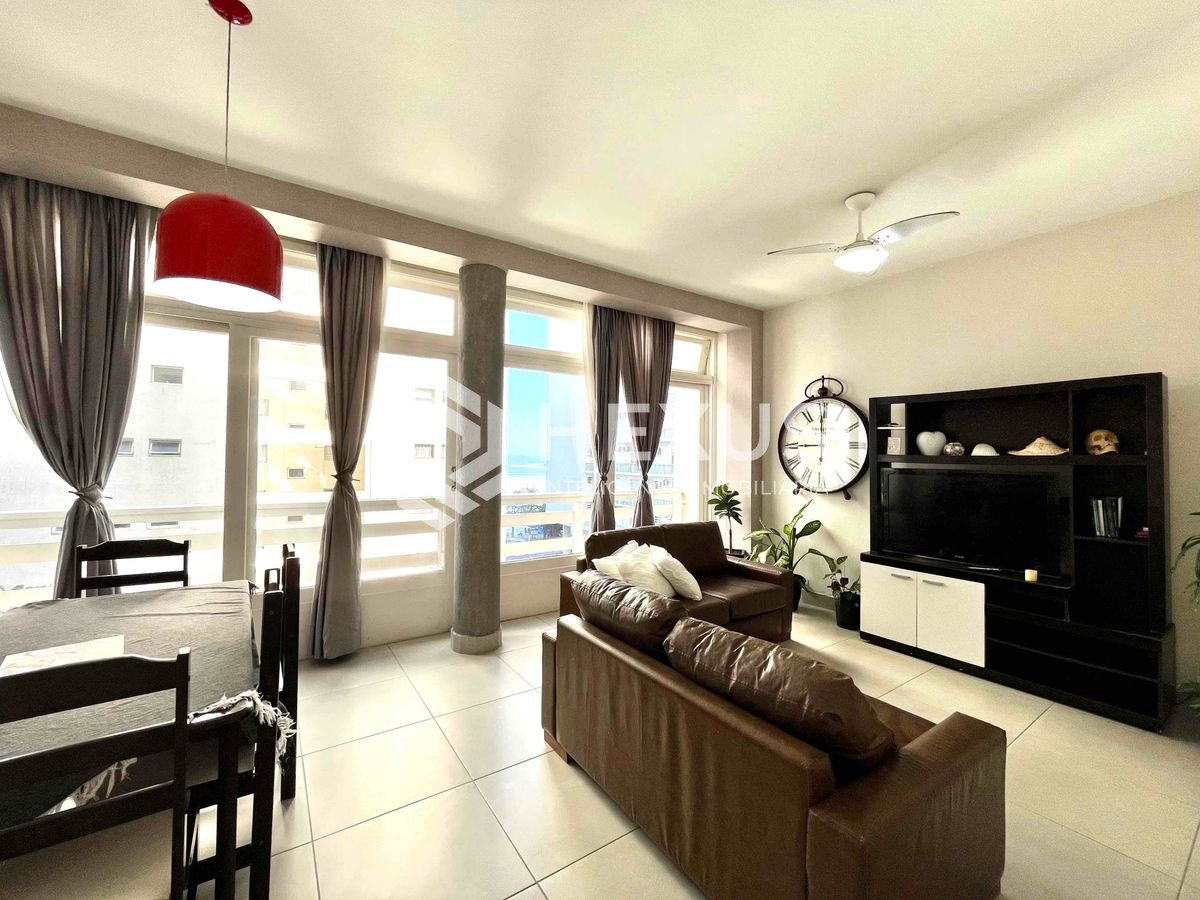 Foto 3 de Apartamento com varanda e vista mar na quadra-mar da Praia das Pitangueiras de 3 quartos, 1 vaga, Guarujá-SP.